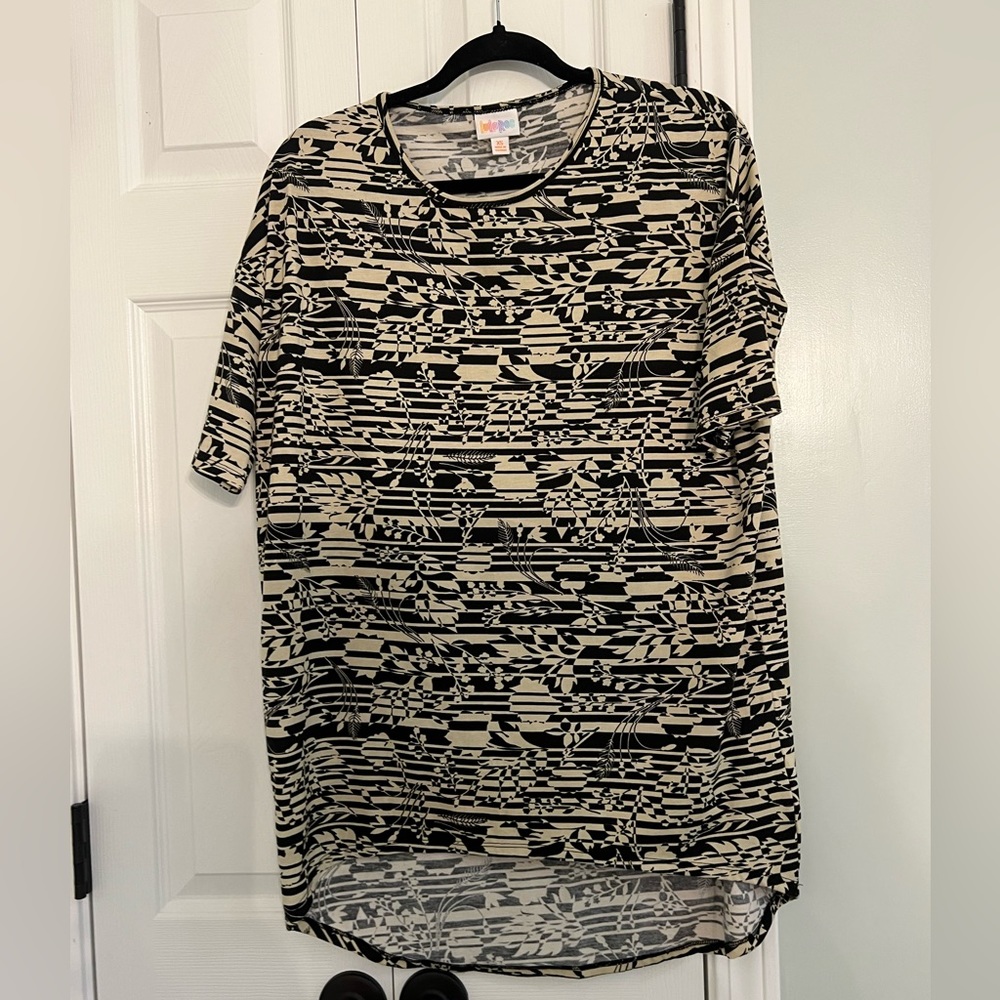 LulaRoe patterned short sleeve shirt size XS